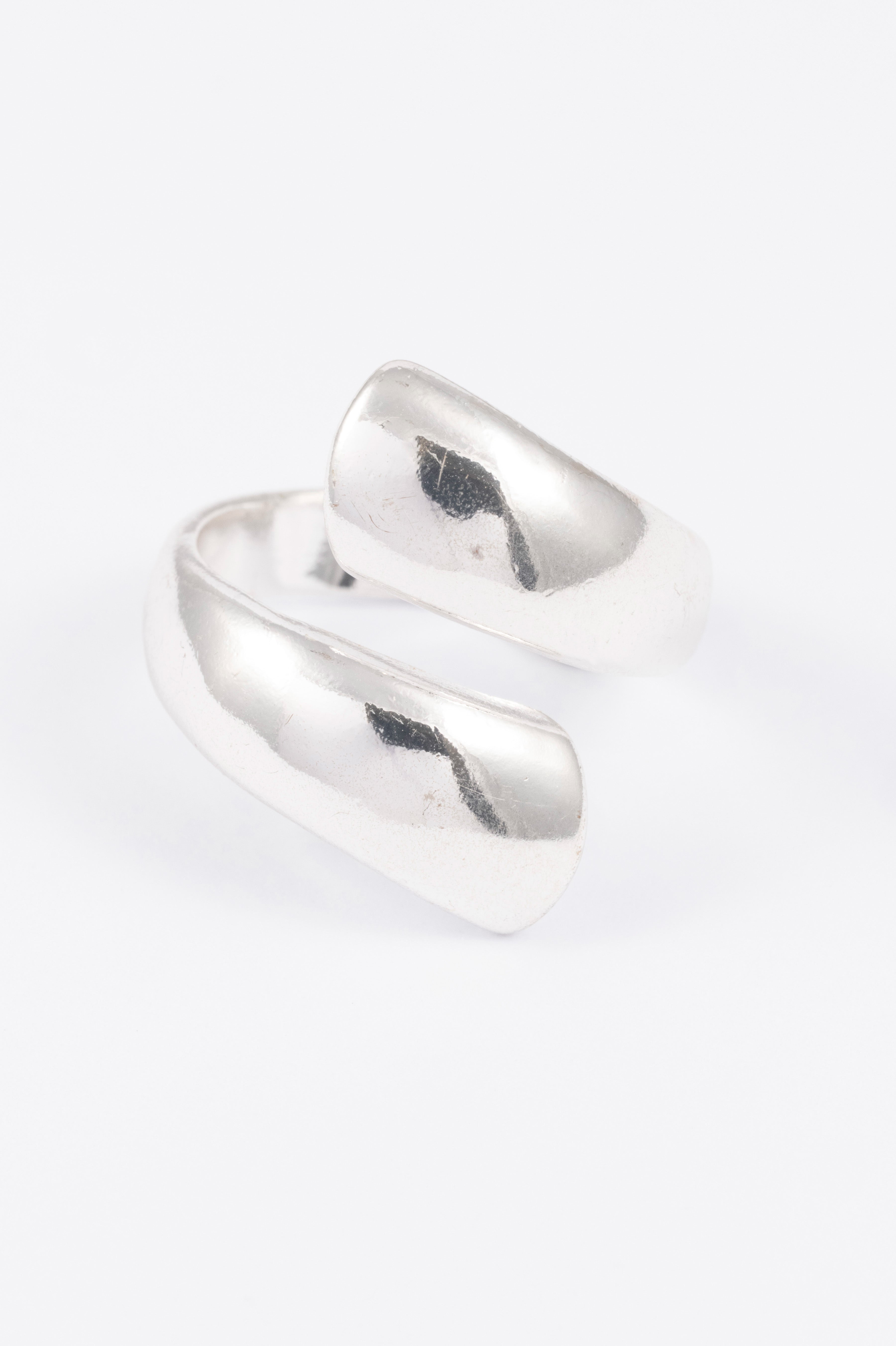 SILVER POLISHED HUG OPEN RING S/M