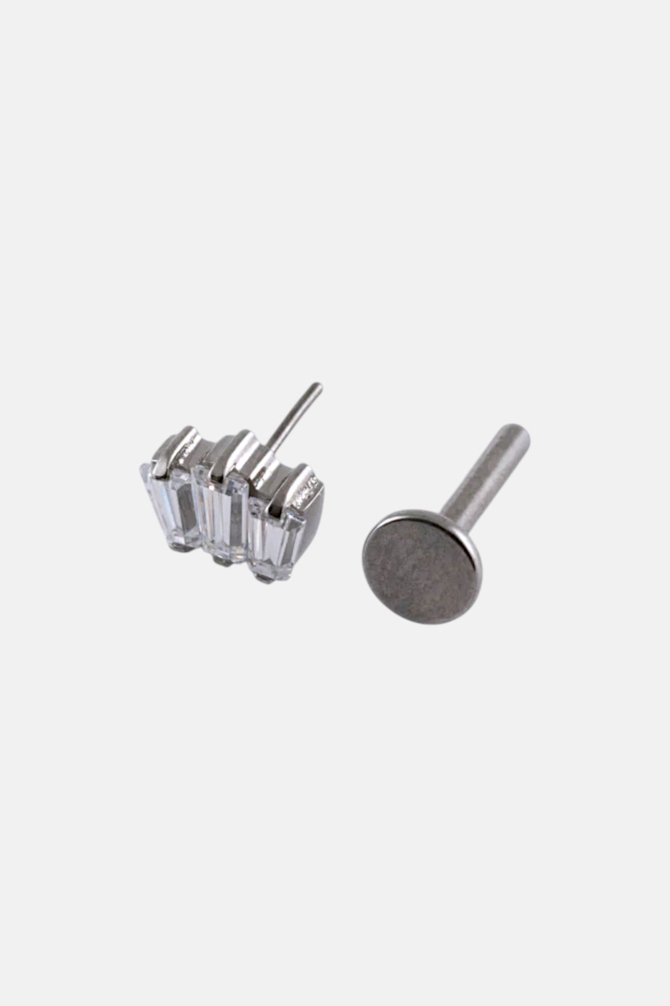 16G TITANIUM CZ BAGUETTE  FLATBACK TL EAR