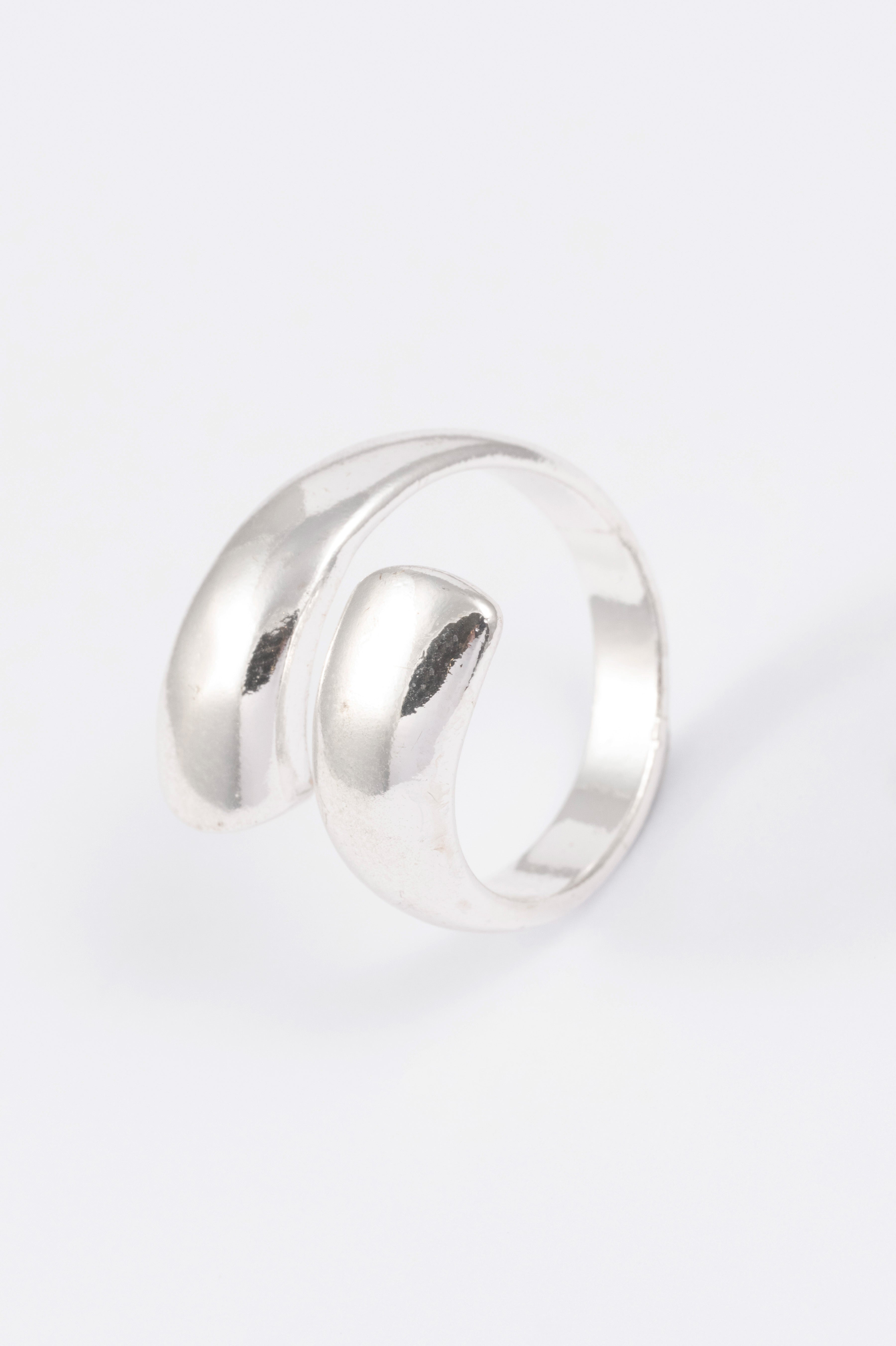 SILVER POLISHED HUG OPEN RING S/M