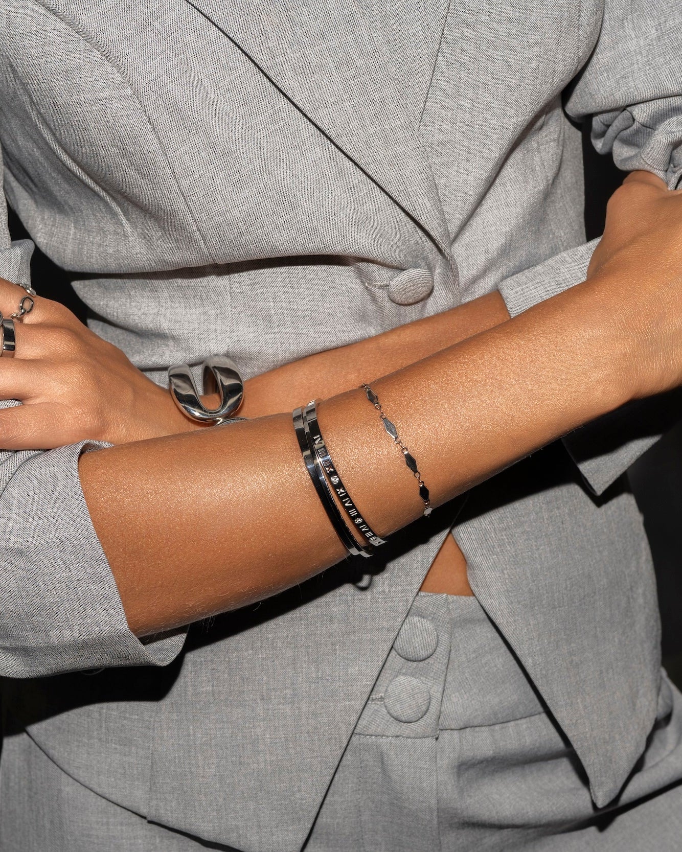 WP SILVER ROMAN NUMBERALS AND CRYSTAL HINGED BANGL